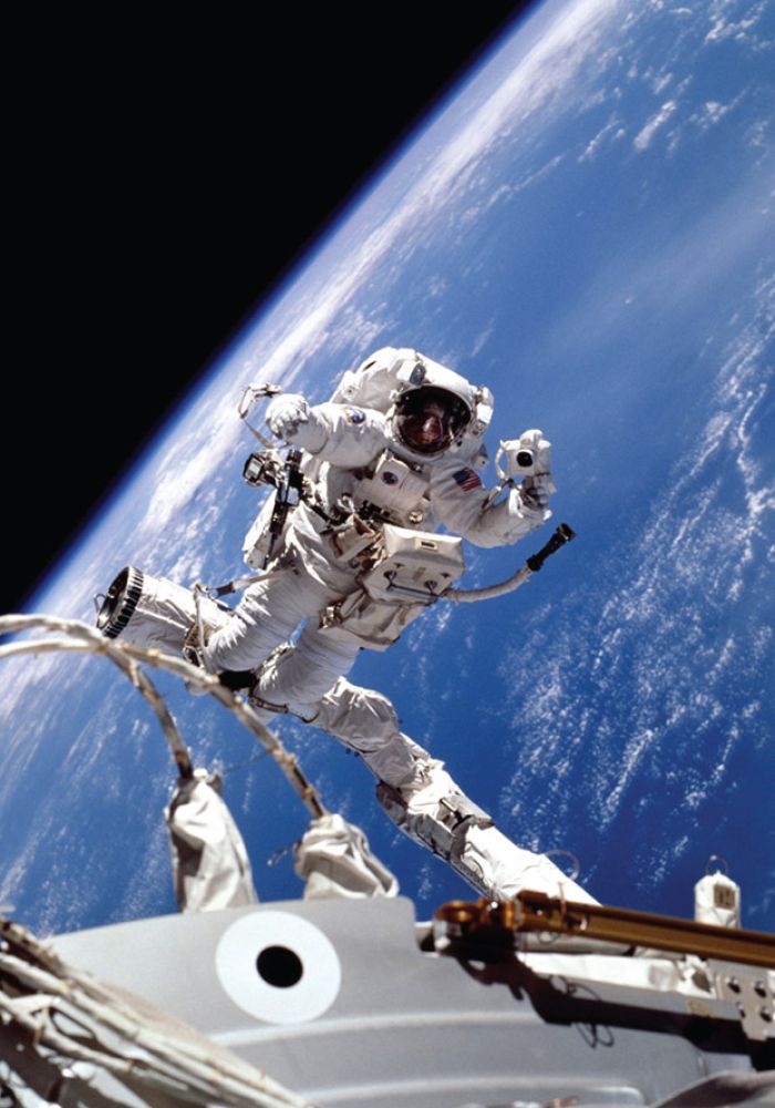 Astronaut na plošině manipulátoru