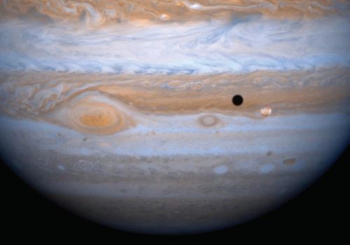 Io nad oblaky Jupitera